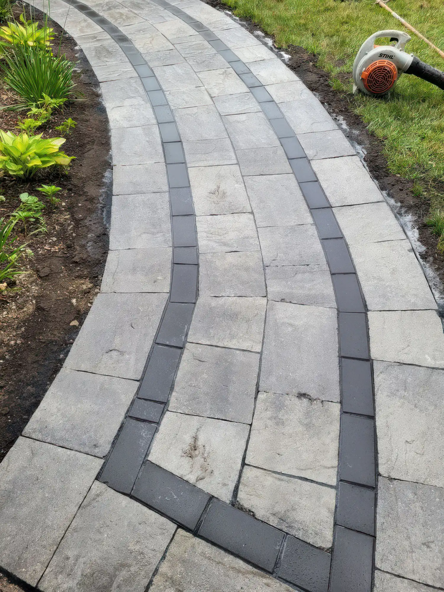 beautiful 2-color border stone walkway