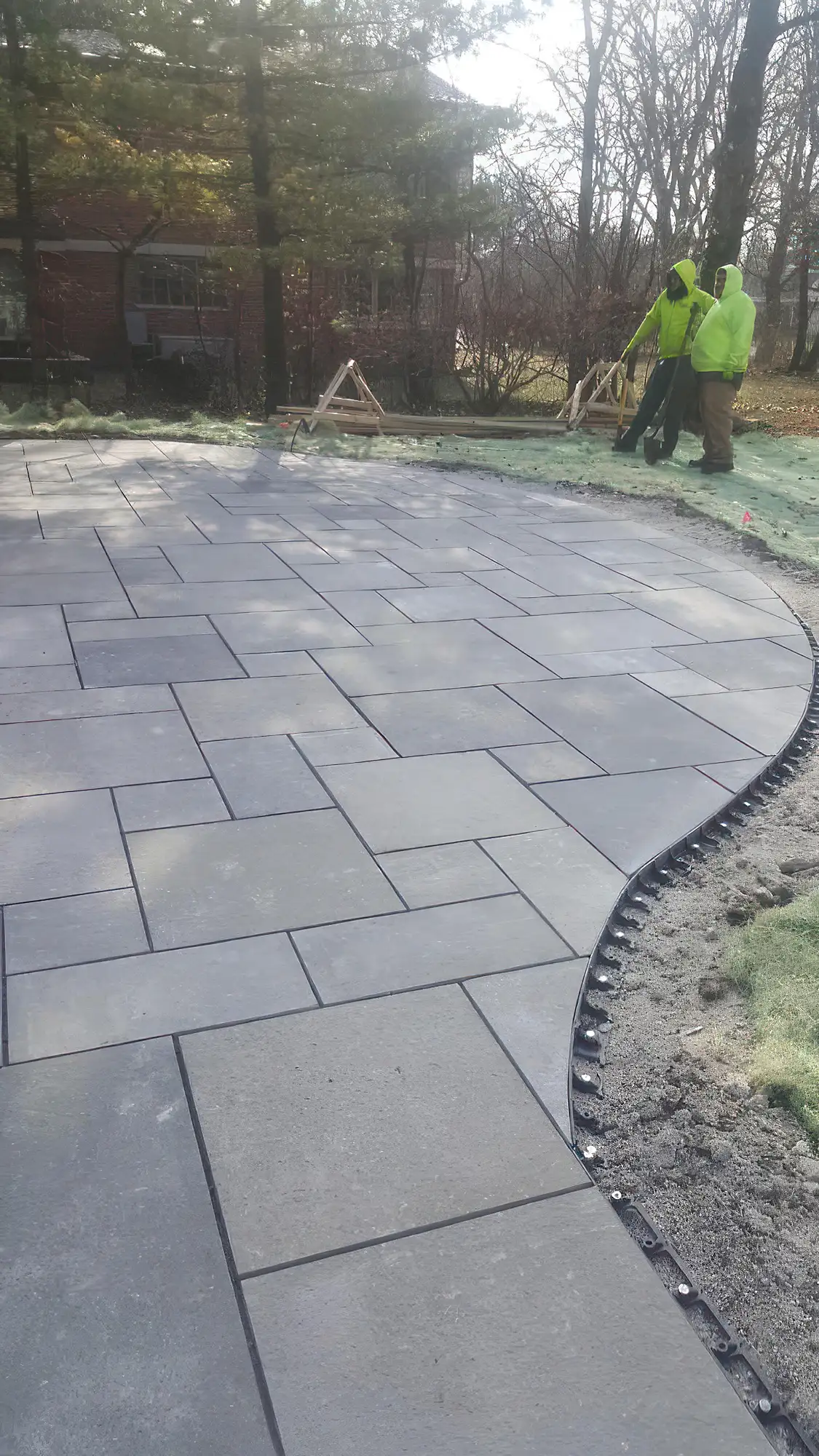 nicely curved grey stoned patio in varyting sizes